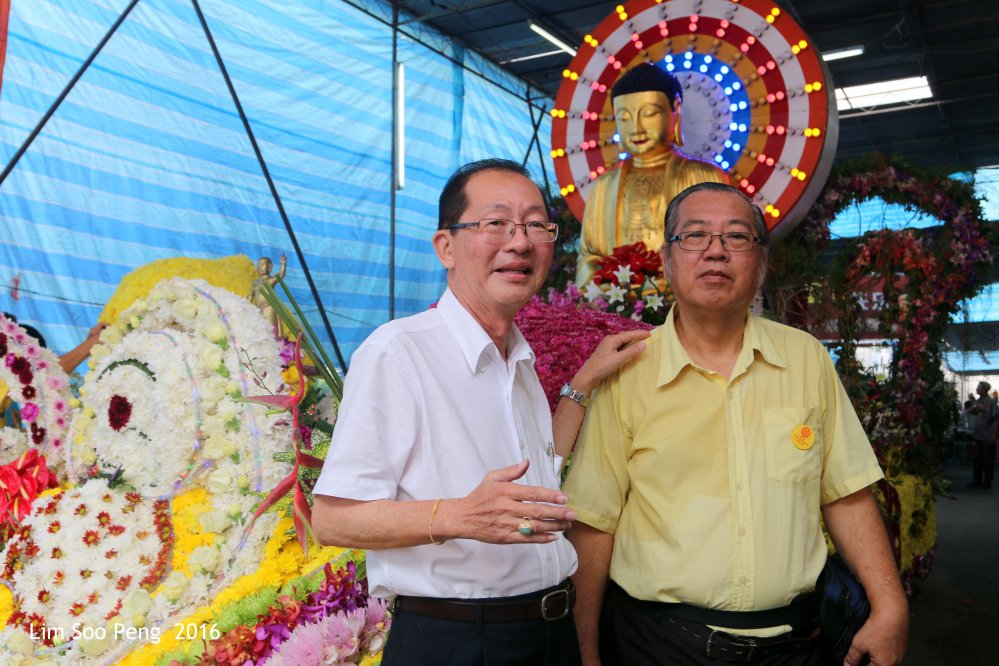 The Charity Activities Committee Chairman Lim Kim Chuan and the Procession Committee Chairman Lim Soo Peng from the 2016 Wesak Celebrations Committee.